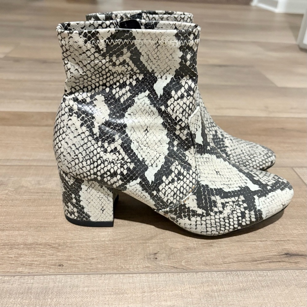 Time and Tru Heeled Snakeskin faux leather zip Ankle Boots black cream size 7.5